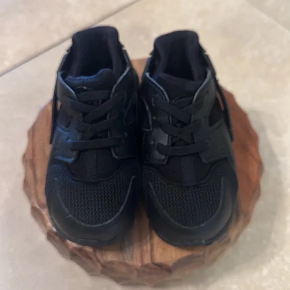 EUC Nike Huarache Run black size 7C - Picture 2 of 3